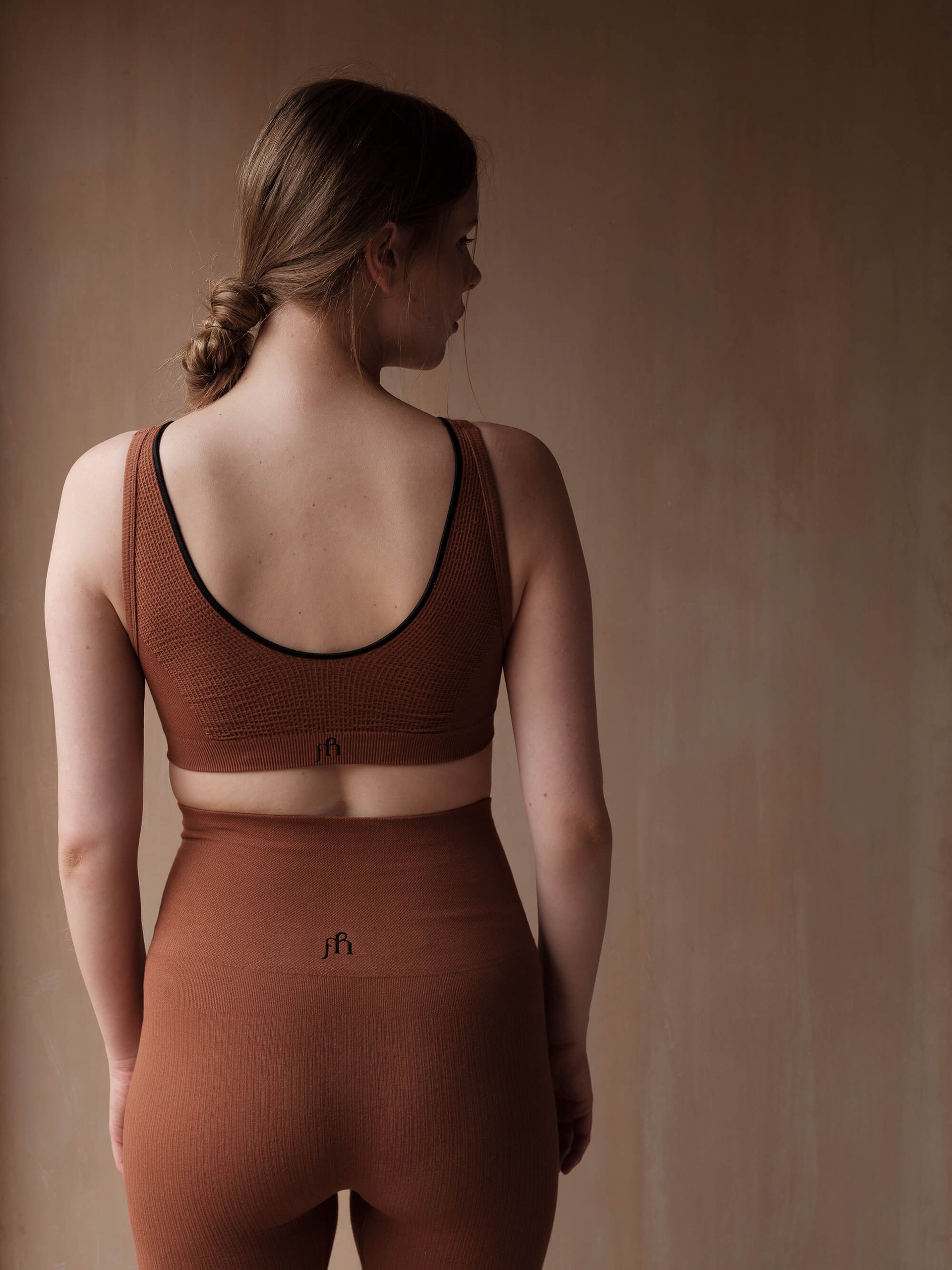 Jorgen House Ginger colour crop bra and high waist leggings on female body